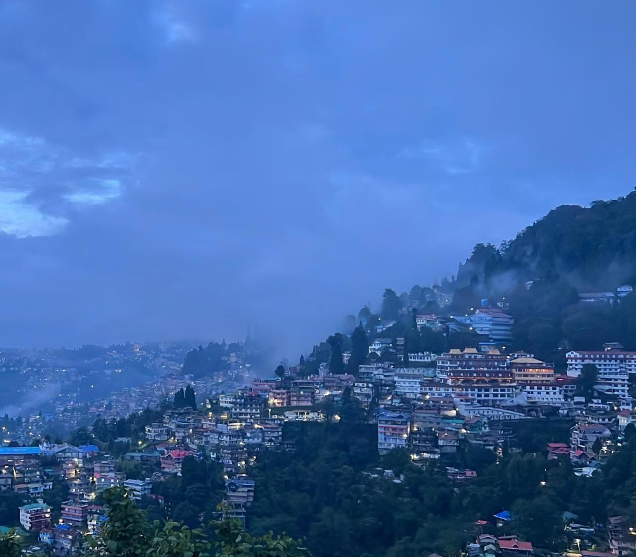 Отель Himalayan Gorkha Retreat II Free Parking Дарджилинг Экстерьер фото