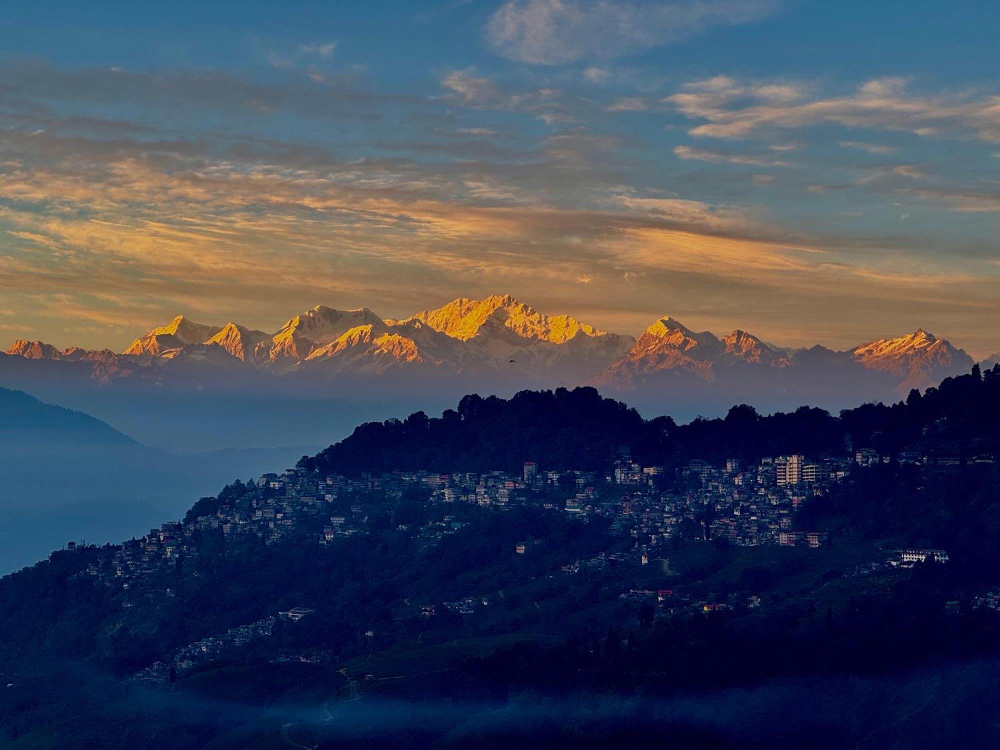 Отель Himalayan Gorkha Retreat II Free Parking Дарджилинг Экстерьер фото